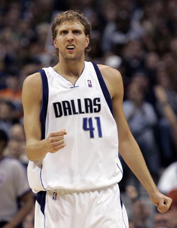 拜仁官方：诺伊尔已经回到训练场进行跑步训练.