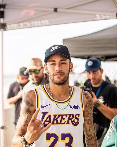 他在低位拼 他在低位拼